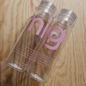 MIG by Julie Koch Drikkeflaske. Pakken bliver først pakket og afsendt i starten af uge 33 på grund af sommerferie.