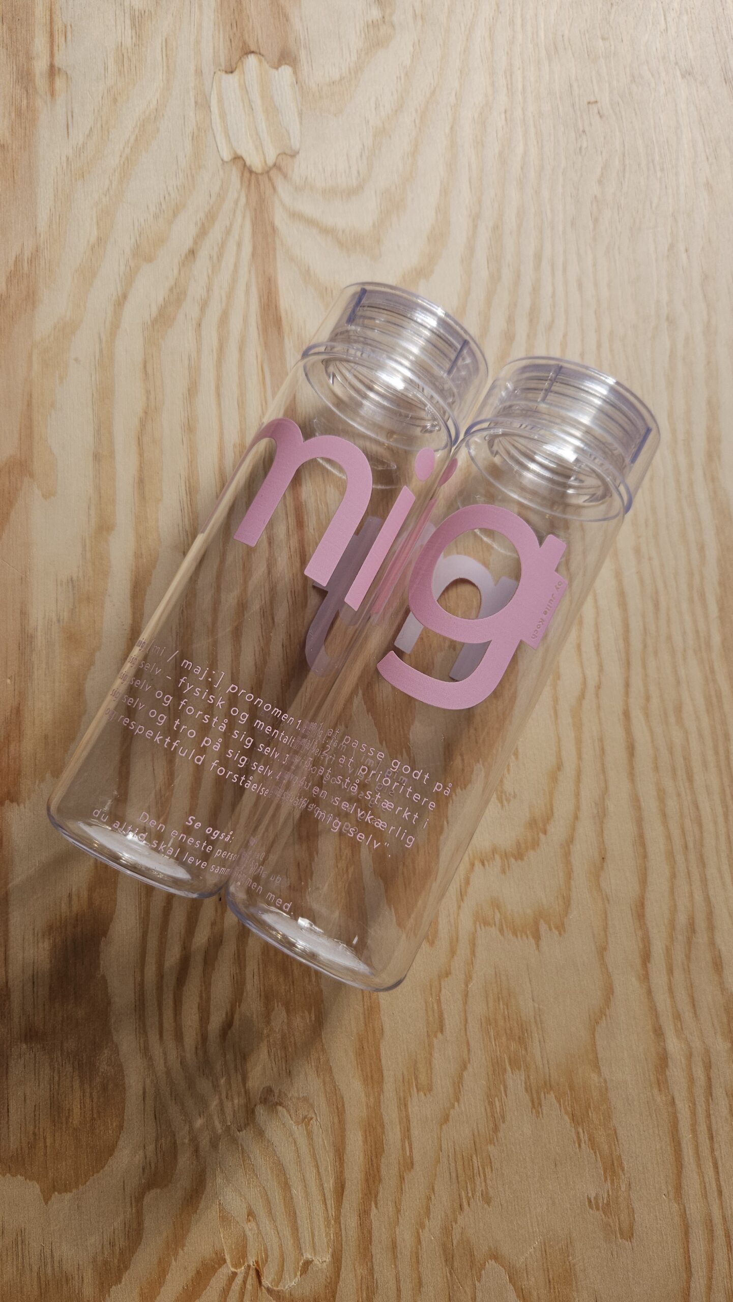MIG by Julie Koch Drikkeflaske. Pakken bliver først pakket og afsendt i starten af uge 33 på grund af sommerferie.