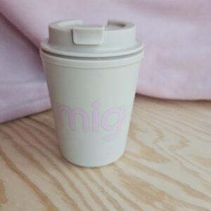 MIG by Julie Koch To-go kop. Pakken bliver først pakket og afsendt i starten af uge 33 på grund af sommerferie.