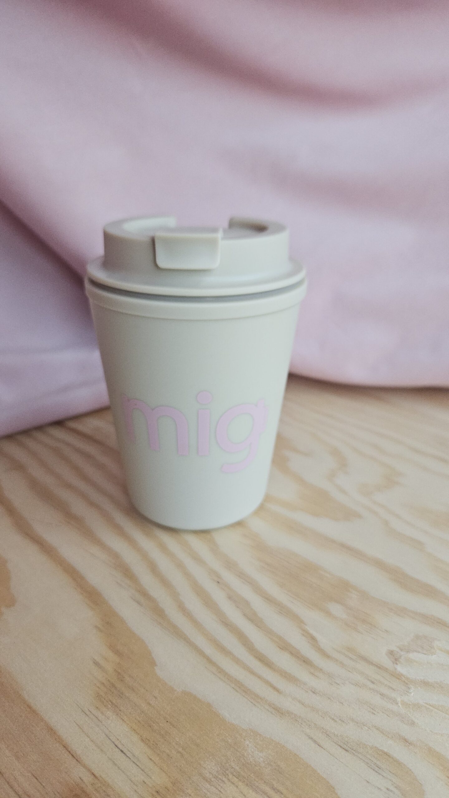 MIG by Julie Koch To-go kop. Pakken bliver først pakket og afsendt i starten af uge 33 på grund af sommerferie.