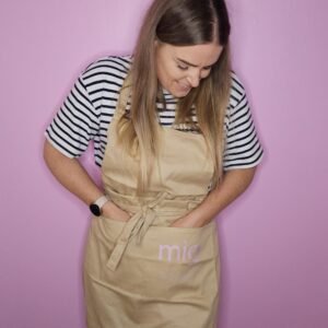 MIG by Julie Koch Khaki forklæde. Pakken bliver først pakket og afsendt i starten af uge 33 på grund af sommerferie.
