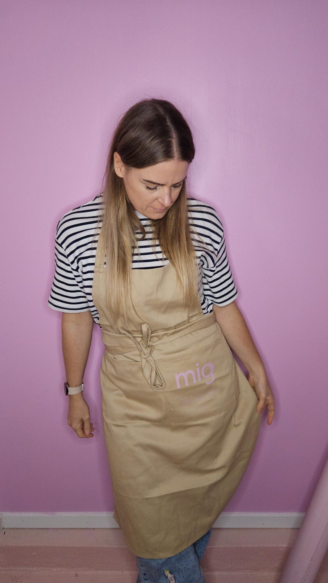 MIG by Julie Koch Khaki forklæde. Pakken bliver først pakket og afsendt i starten af uge 33 på grund af sommerferie. - Billede 2