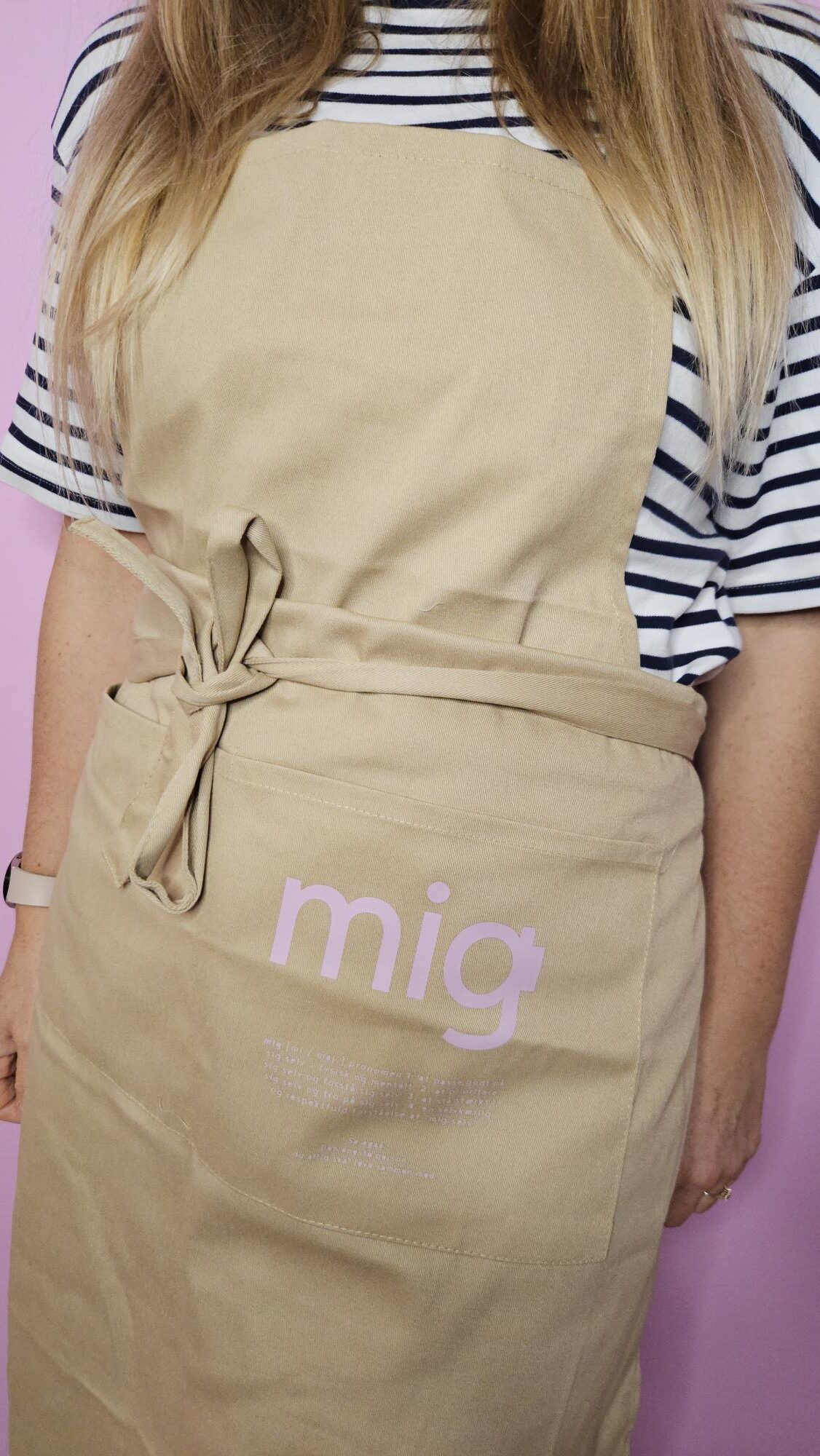 MIG by Julie Koch Khaki forklæde. Pakken bliver først pakket og afsendt i starten af uge 33 på grund af sommerferie. - Billede 3
