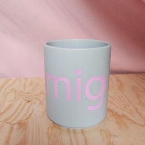 MIG by Julie Koch – Keramisk kaffekop BLÅ. Pakken bliver først pakket og afsendt i starten af uge 33 på grund af sommerferie.