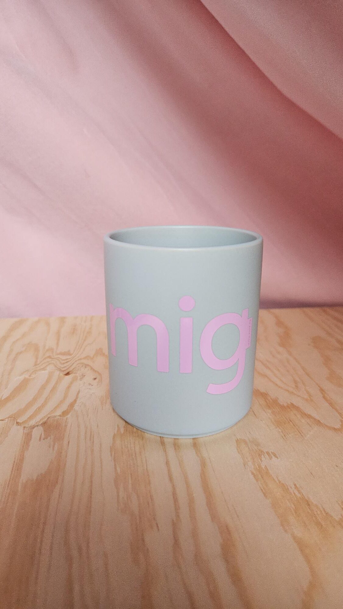 MIG by Julie Koch – Keramisk kaffekop BLÅ. Pakken bliver først pakket og afsendt i starten af uge 33 på grund af sommerferie.