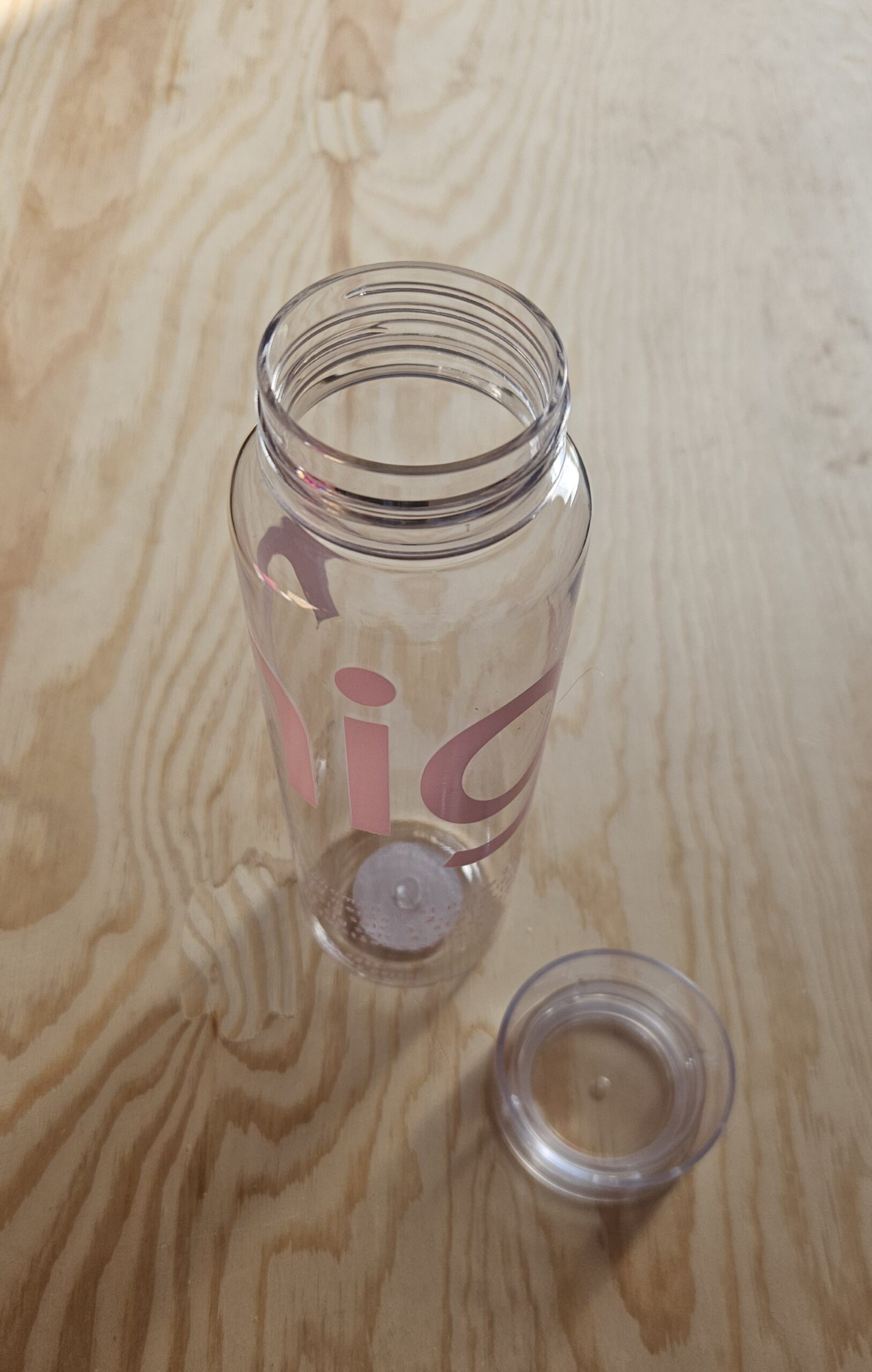 MIG by Julie Koch Drikkeflaske. Pakken bliver først pakket og afsendt i starten af uge 33 på grund af sommerferie. - Billede 2